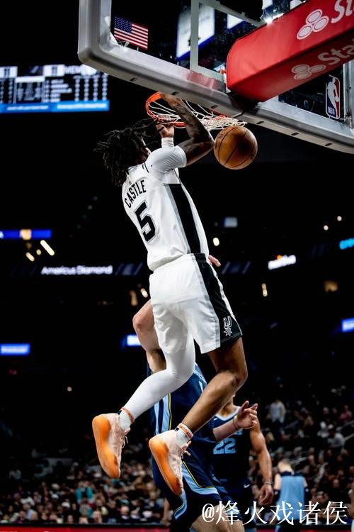 卡斯尔篮板反击一条龙 旋转上篮得手 卡斯尔篮板反击一条龙 旋转上篮得手