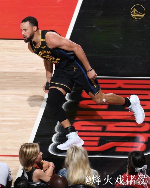 库里谈戈贝尔表现:他能接到那些短传,还能在篮下得分 库里谈戈贝尔表现:他能接到那些短传,还能在篮下得分